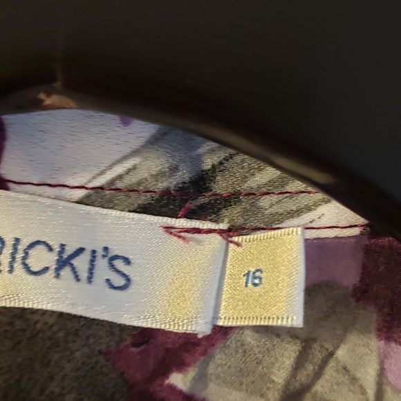 Summery short sleeved with epaulets violet floral print. Cleo. Sz. 16 - Picture 2 of 2